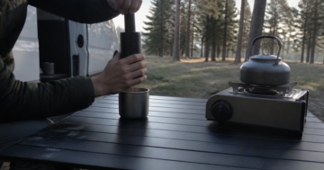 Tragbare Espressomaschine am Campingtisch