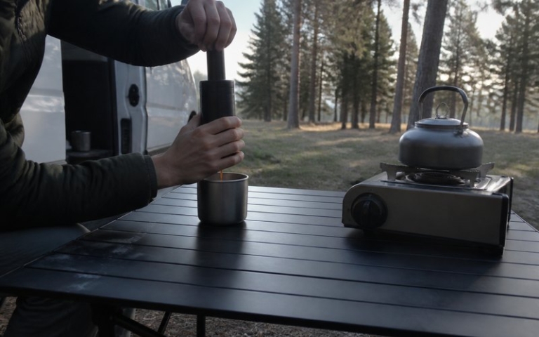 Tragbare Espressomaschine am Campingtisch