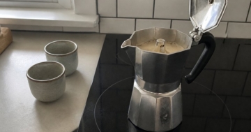 Espressokocher auf dem Induktionsfeld