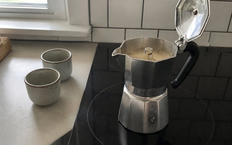 Espressokocher auf dem Induktionsfeld
