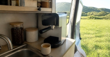 Kleine Espressomaschine in der Wohnmobilküche