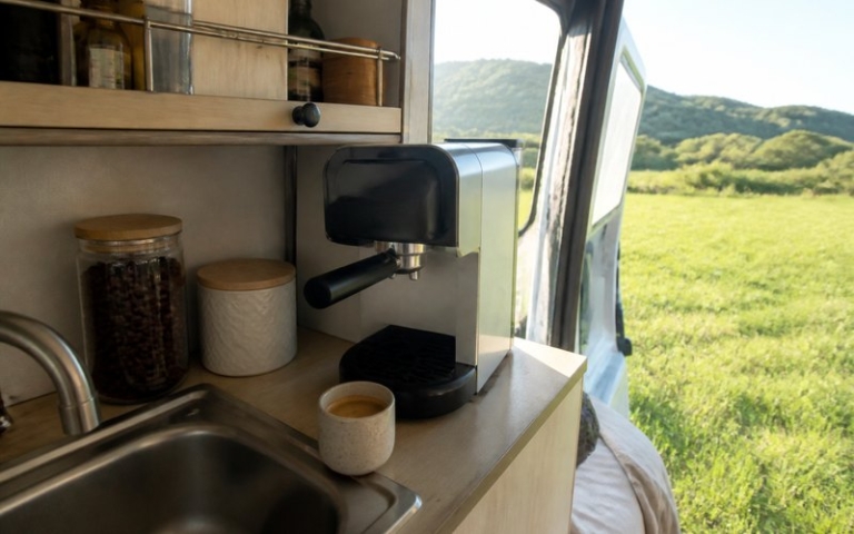 Kleine Espressomaschine in der Wohnmobilküche