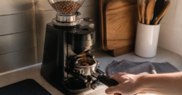 Elektrische Kaffeemühle mahlt frische Bohnen