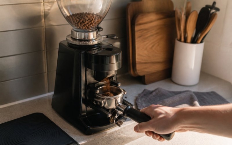 Elektrische Kaffeemühle mahlt frische Bohnen
