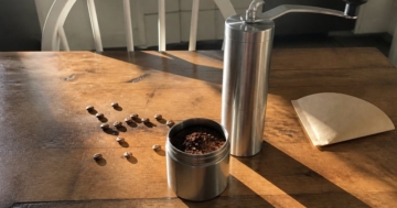 Handkaffeemühle mit gemahlenem Kaffee