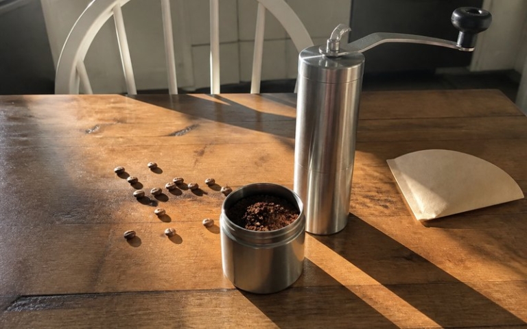 Handkaffeemühle mit gemahlenem Kaffee