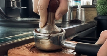 Tamper presst Kaffeemehl im Siebträger