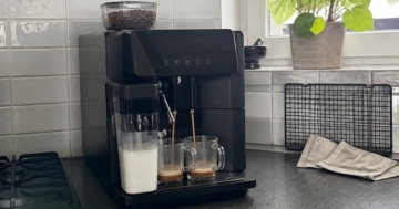 Kaffeevollautomat füllt zwei Tassen