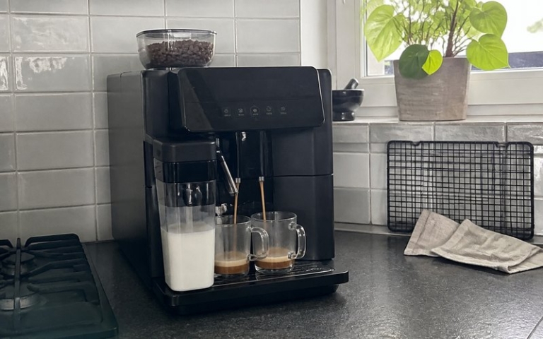 Kaffeevollautomat füllt zwei Tassen
