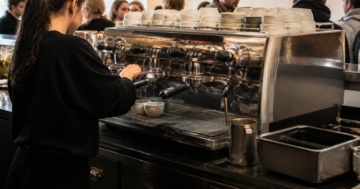 Zweigruppige Siebträgermaschine in einem Café