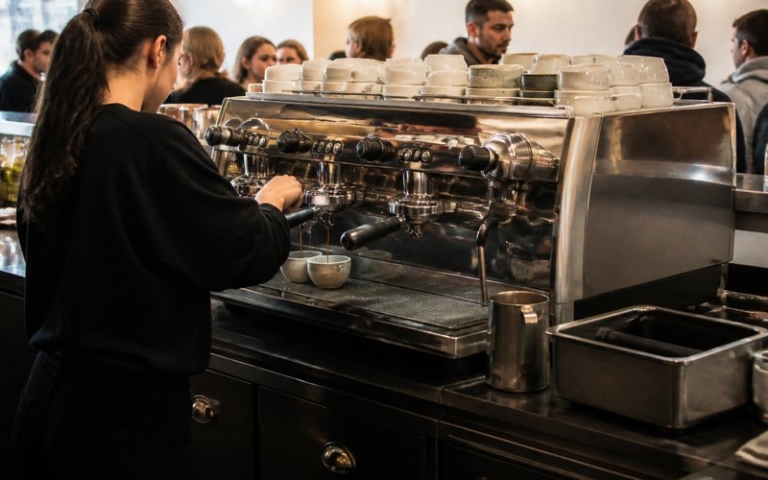 Zweigruppige Siebträgermaschine in einem Café