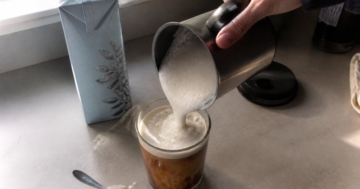 Milchaufschäumer mit aufgeschäumter Hafermilch
