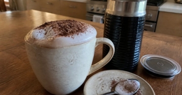 Heißer Kakao mit Milchschaum in der Tasse